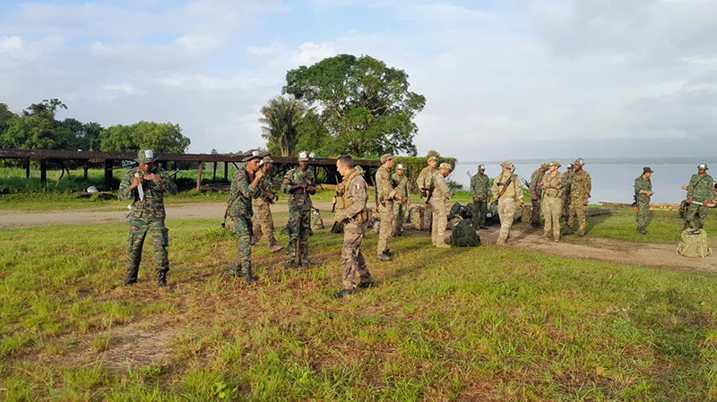 Soldados de la GDF junto a Legionarios del 3er Regimiento de Infantera Extranjera. Foto: Ministre des Armes